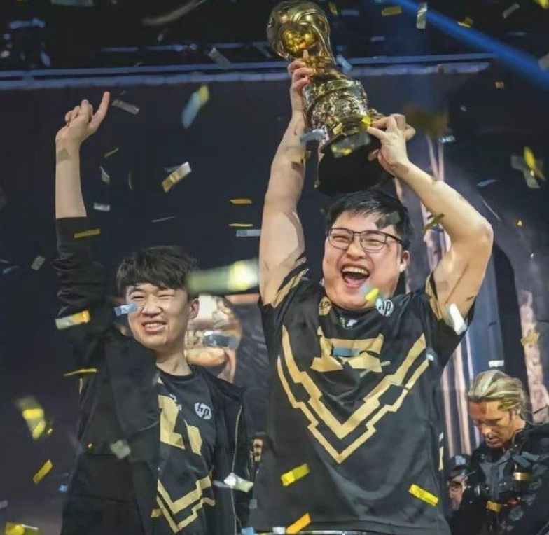 九游下载-Uzi重要时刻比赛局势复杂，TES带队取胜！-九游下载